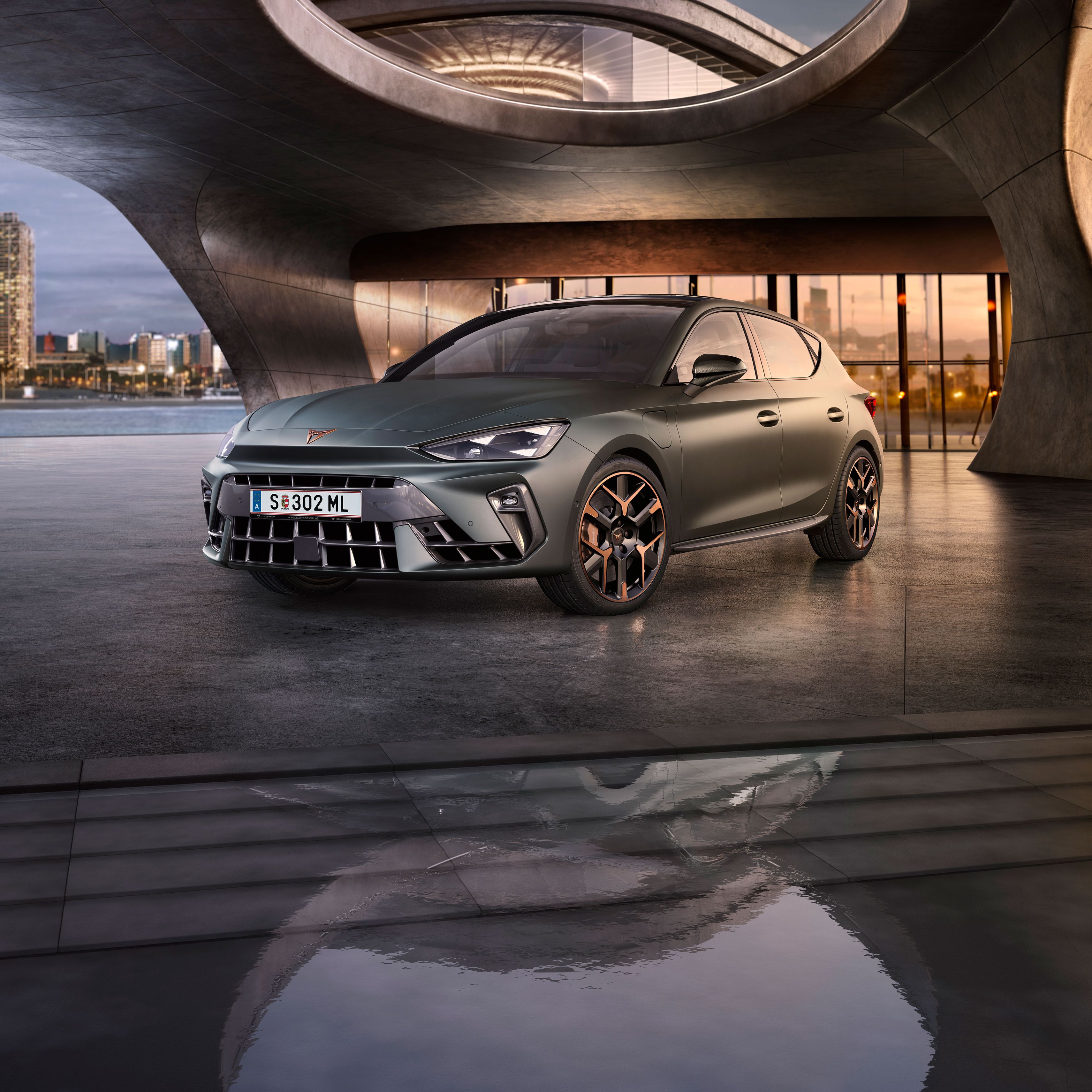 Eine Frau sitzt am Steuer eines CUPRA, ihre Haare flattern auf Grund der Geschwindigkeit