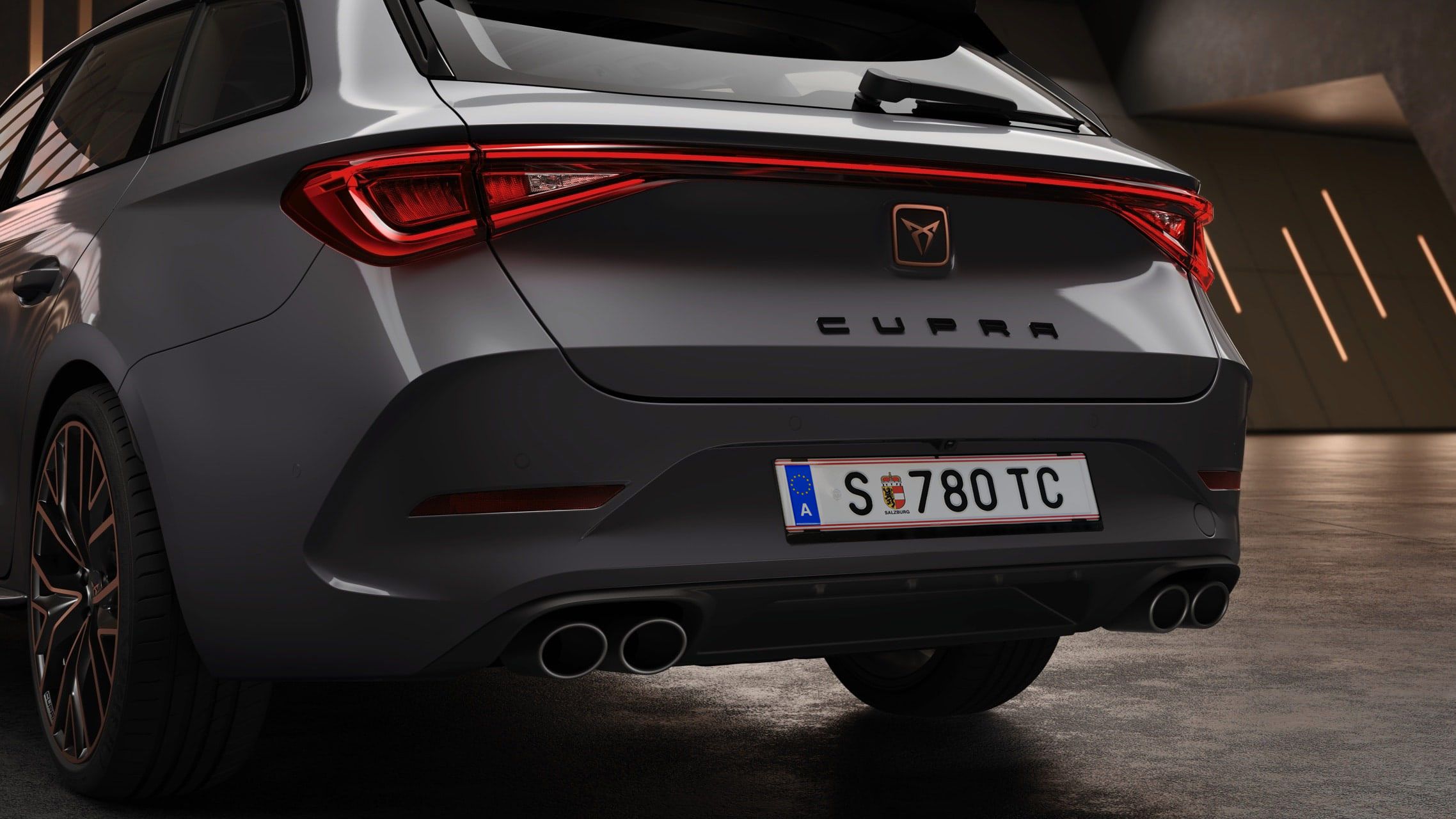 Neuer CUPRA Leon Sportstourer eHybrid Familiensportwagen in Graphene Grey mit elektrischer Ladestation