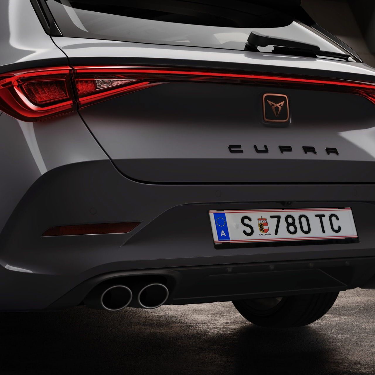 Neuer CUPRA Leon Sportstourer eHybrid Familiensportwagen in Graphene Grey mit elektrischer Ladestation