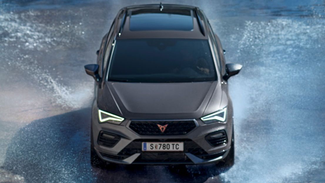 CUPRA Ateca fährt durch Wasser