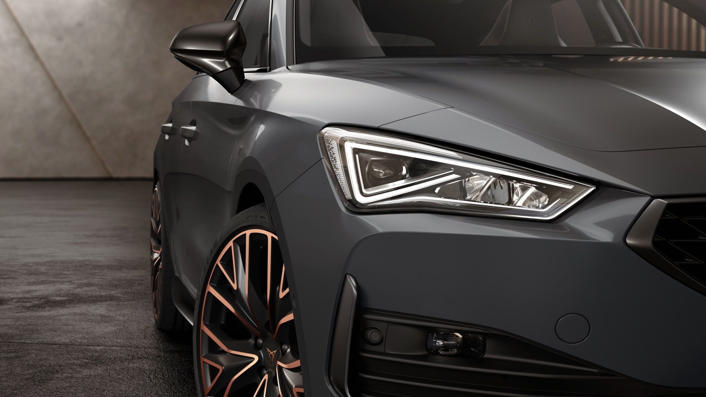 Neuer CUPRA Leon Sportstourer eHybrid Familiensportwagen in Graphene Grey mit elektrischer Ladestation