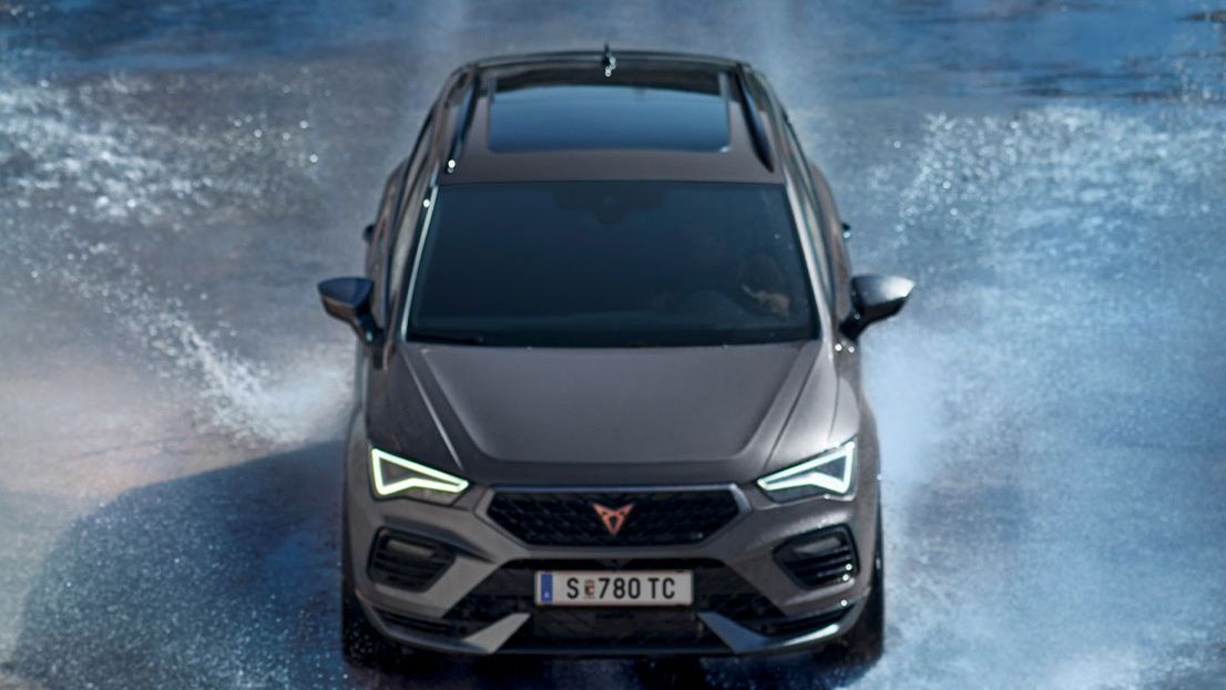 CUPRA Ateca fährt durch Wasser