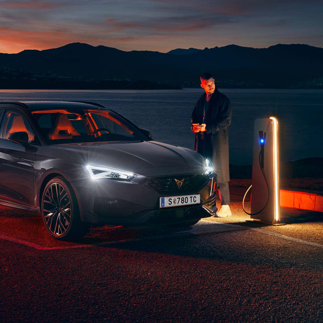 CUPRA Leon SP Kombi beim Ladevorgang