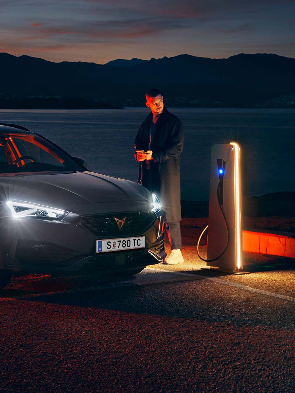 CUPRA Leon SP Kombi beim Ladevorgang