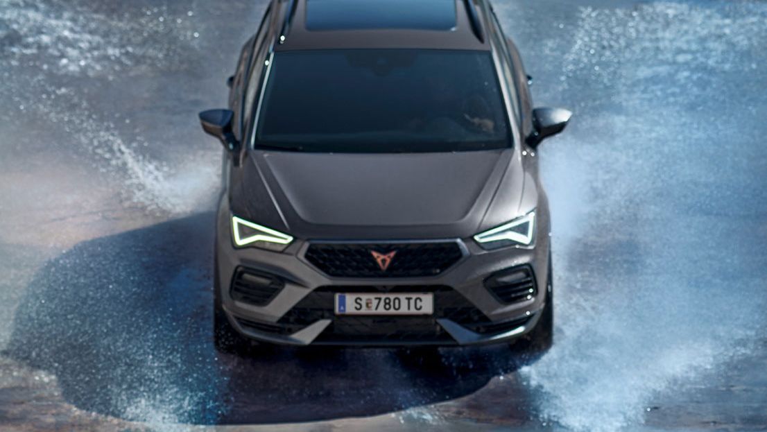 CUPRA Ateca fährt durch Wasser