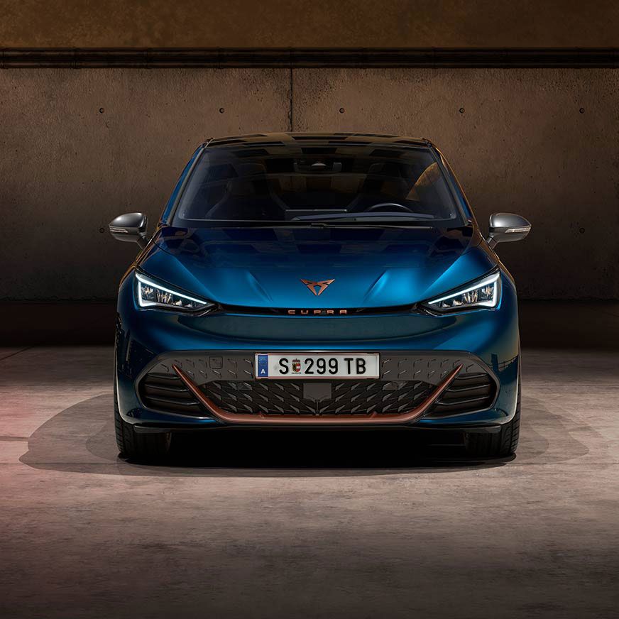 CUPRA Born in Aurora-blau mit LED-Scheinwerfern