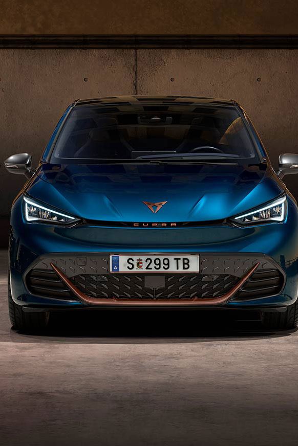 CUPRA Born in Aurora-blau mit LED-Scheinwerfern