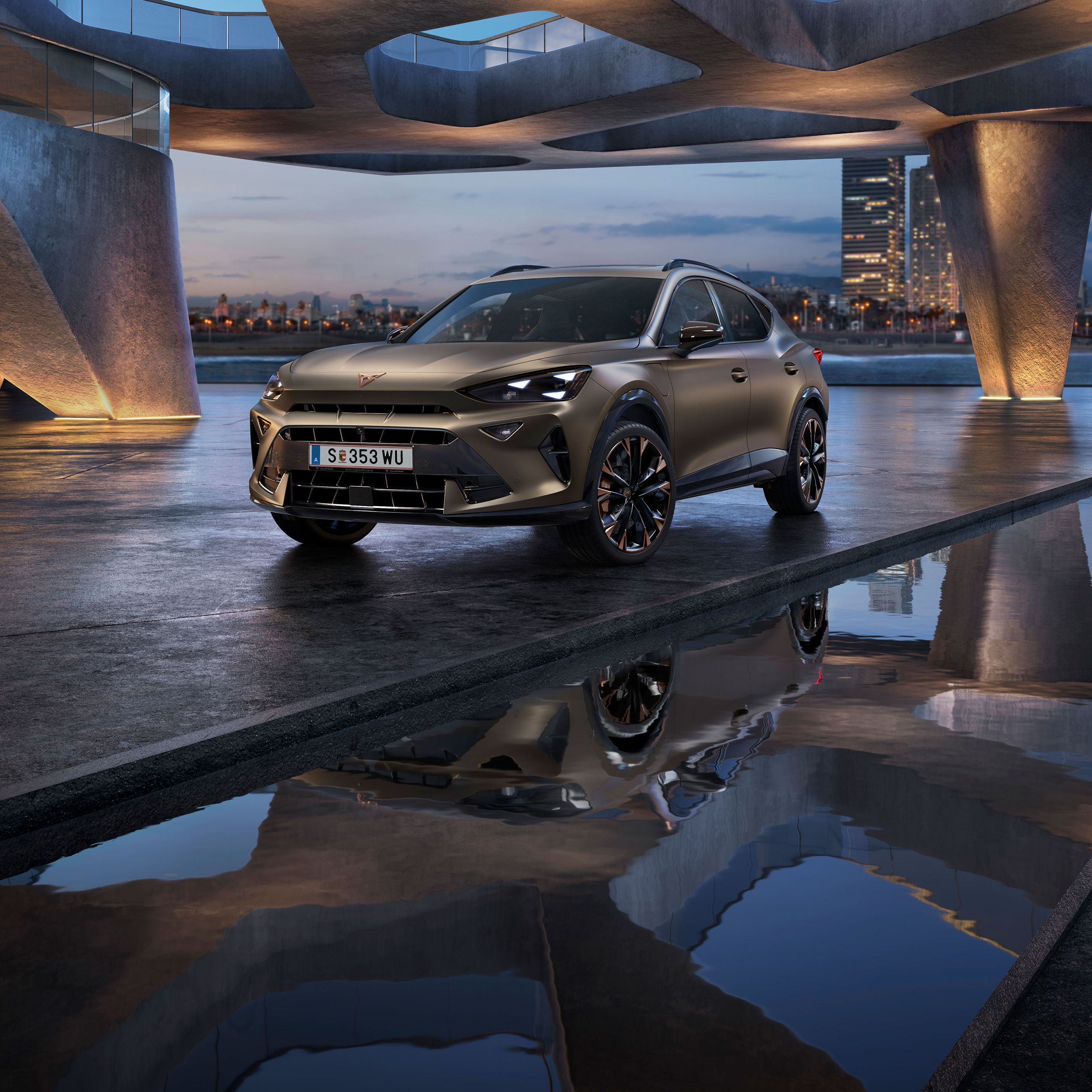 Ein CUPRA Ateca an einem Fluß in der Stadt, Ansicht von hinten