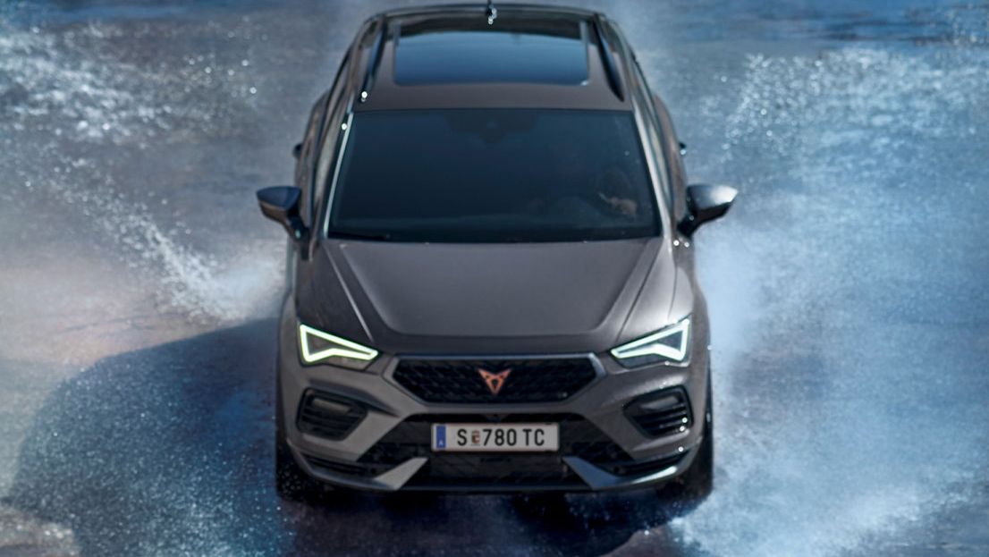 CUPRA Ateca fährt durch Wasser