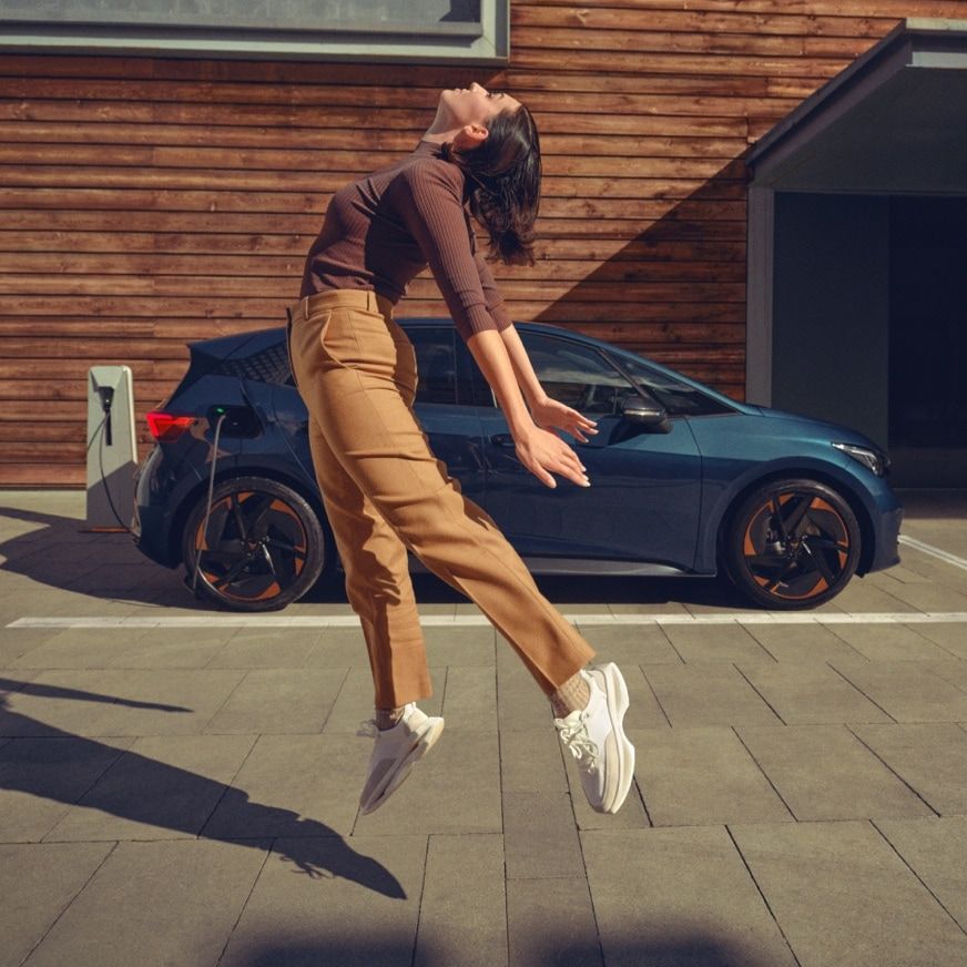 CUPRA Born Kompaktwagen Aurora-blau lädt 