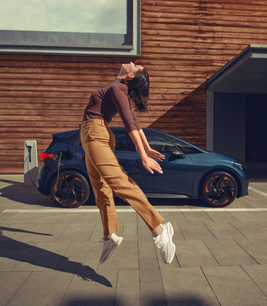 CUPRA Born Kompaktwagen Aurora-blau lädt 