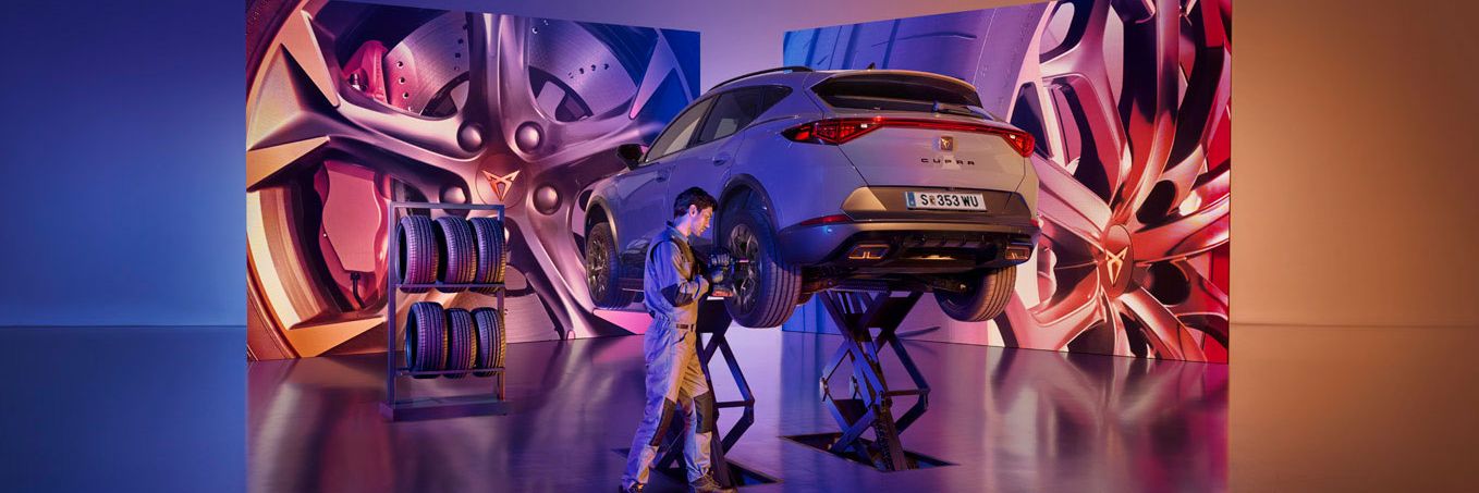 Ein CUPRA Service Techniker wechselt die Räder bei einem CUPRA