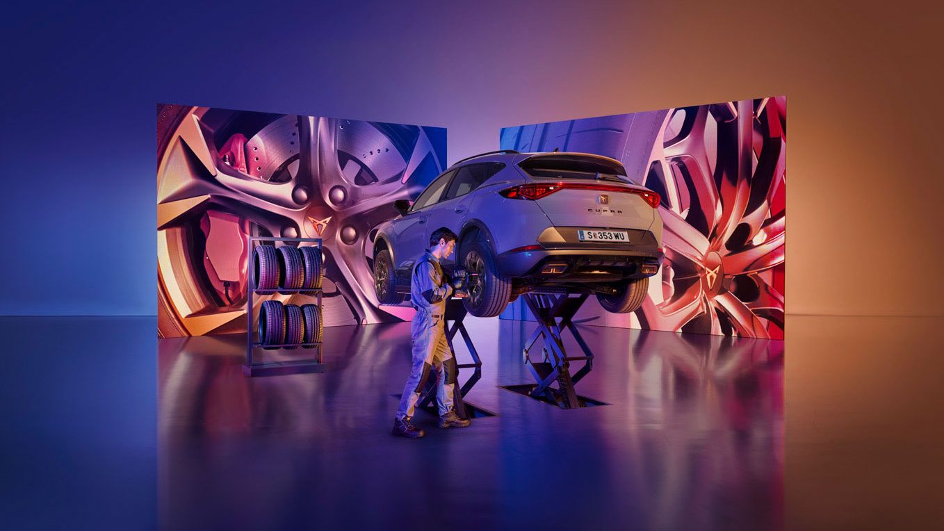 Ein CUPRA Service Techniker wechselt die Räder bei einem CUPRA