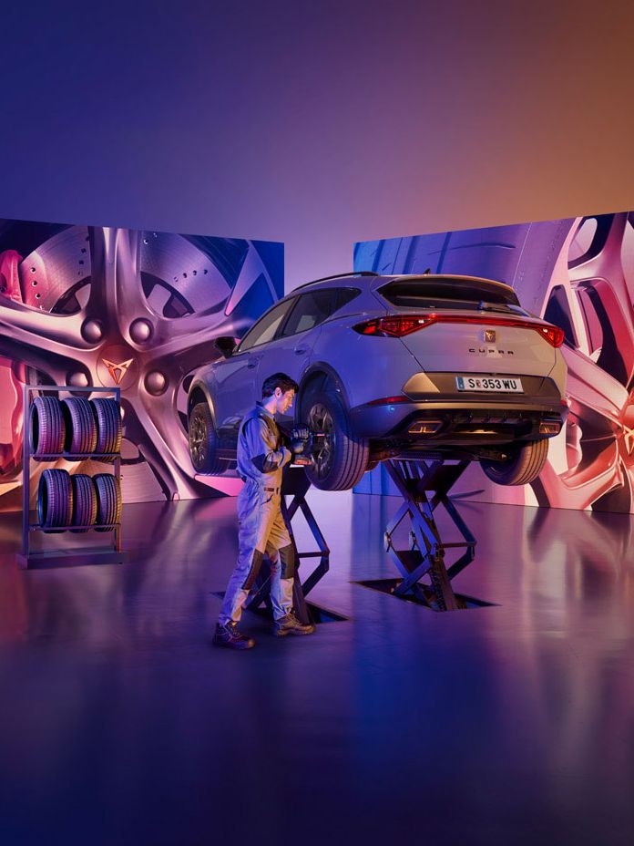 Ein CUPRA Service Techniker wechselt die Räder bei einem CUPRA