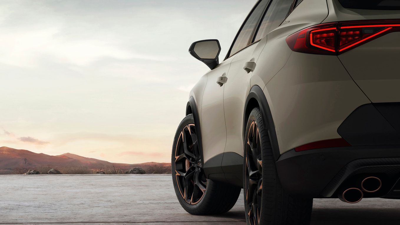 Seitenansicht eines weißen CUPRA Formentor