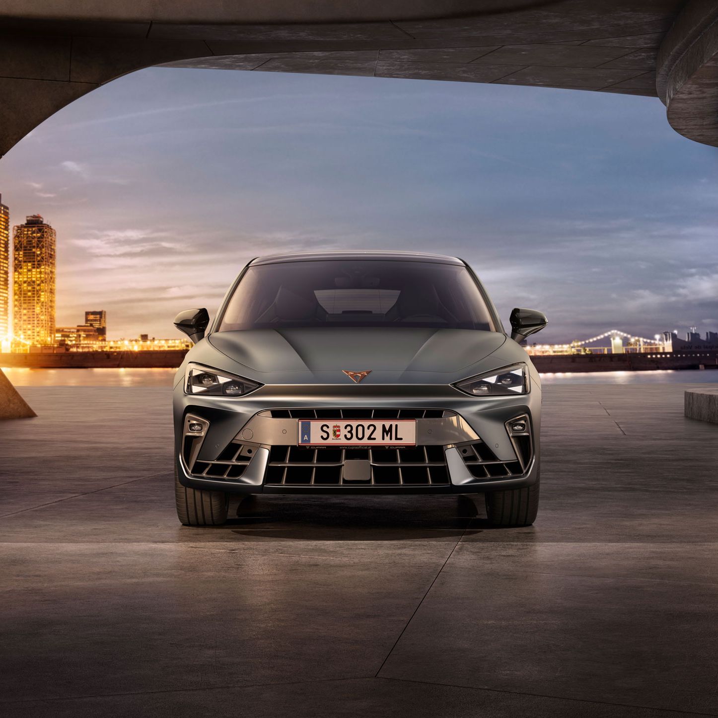 CUPRA Tavascan in Blau beim Ladevorgang