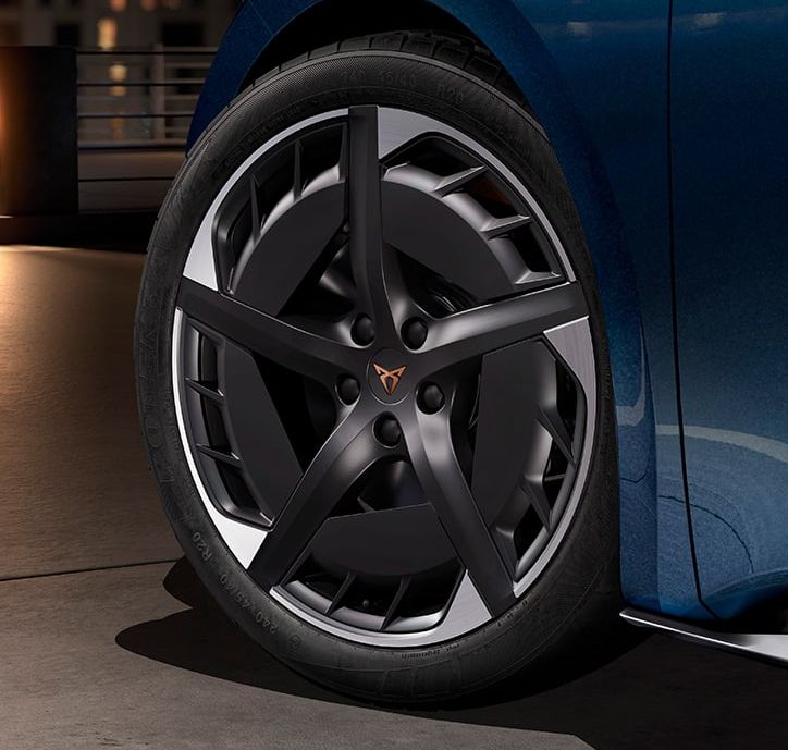 CUPRA Born mit 20" Aero-Felgen mit schwarzer Sportlackierung