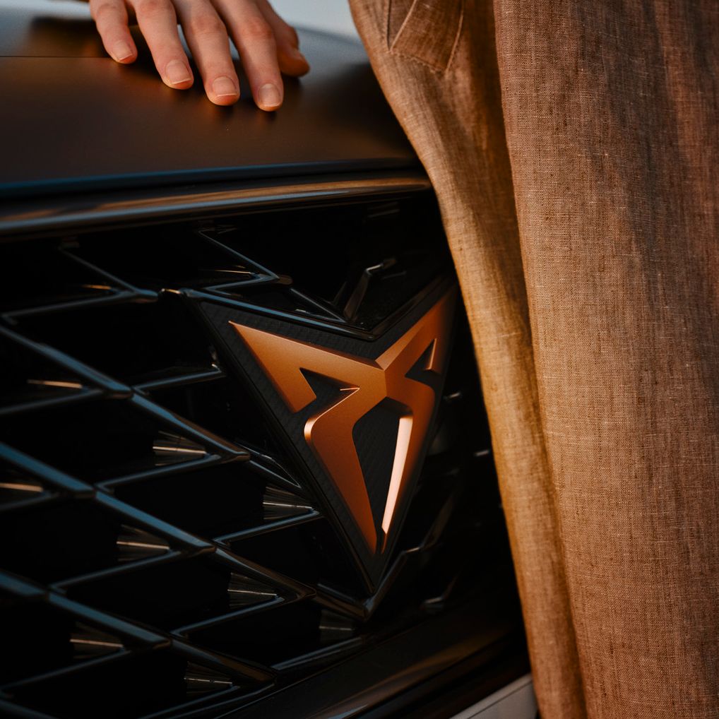 CUPRA Logo am Kühlergrill eines CUPRA Formentors