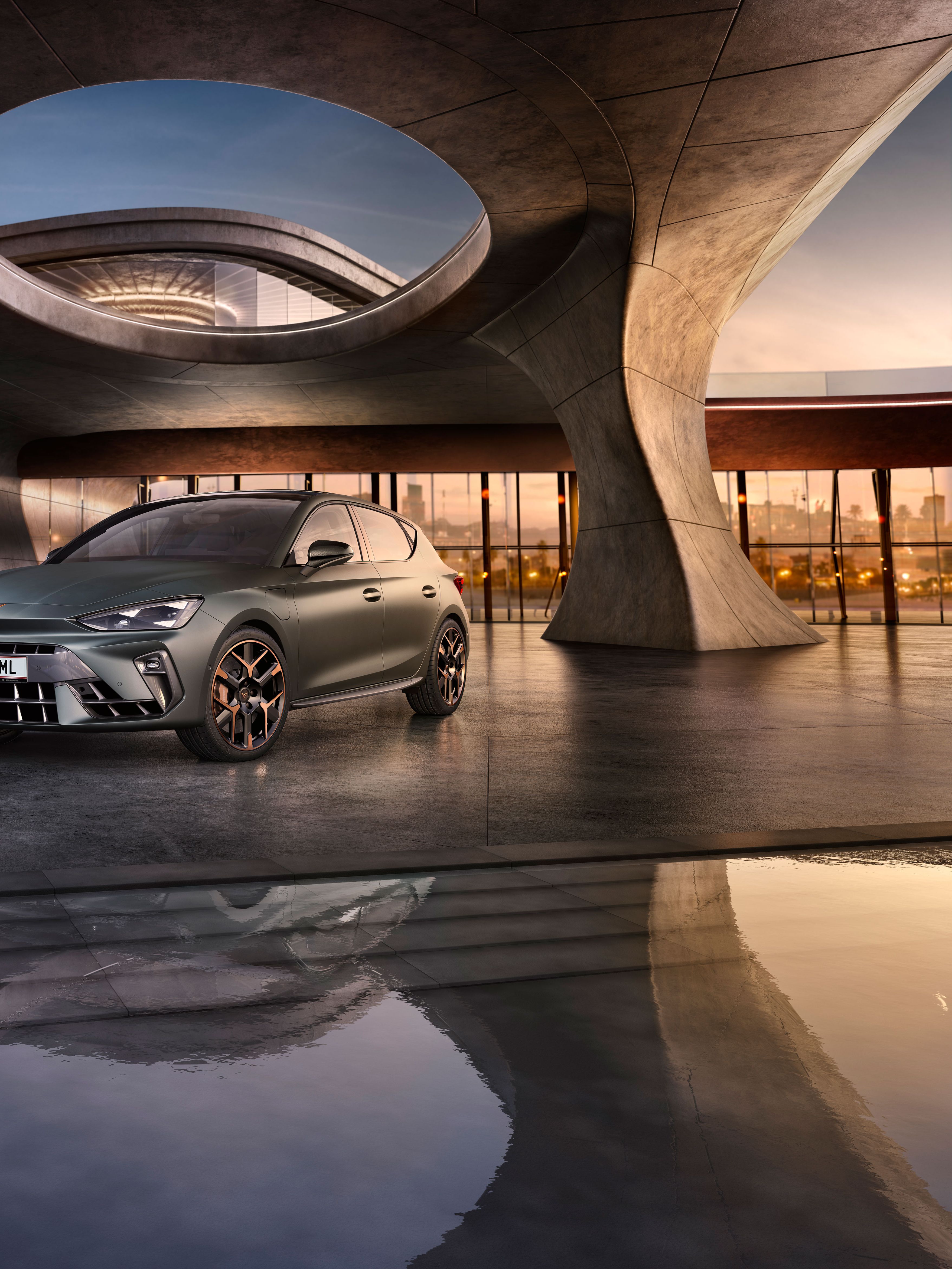 Eine Frau sitzt am Steuer eines CUPRA, ihre Haare flattern auf Grund der Geschwindigkeit