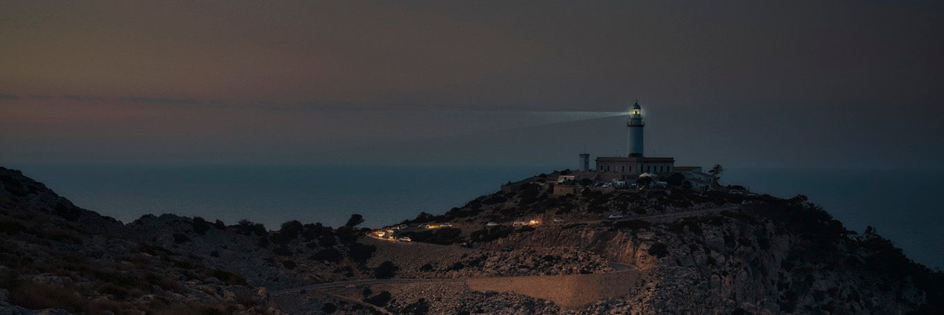 Ein CUPRA Formentor bei Nacht auf einer gebirgigen Küstenstraße