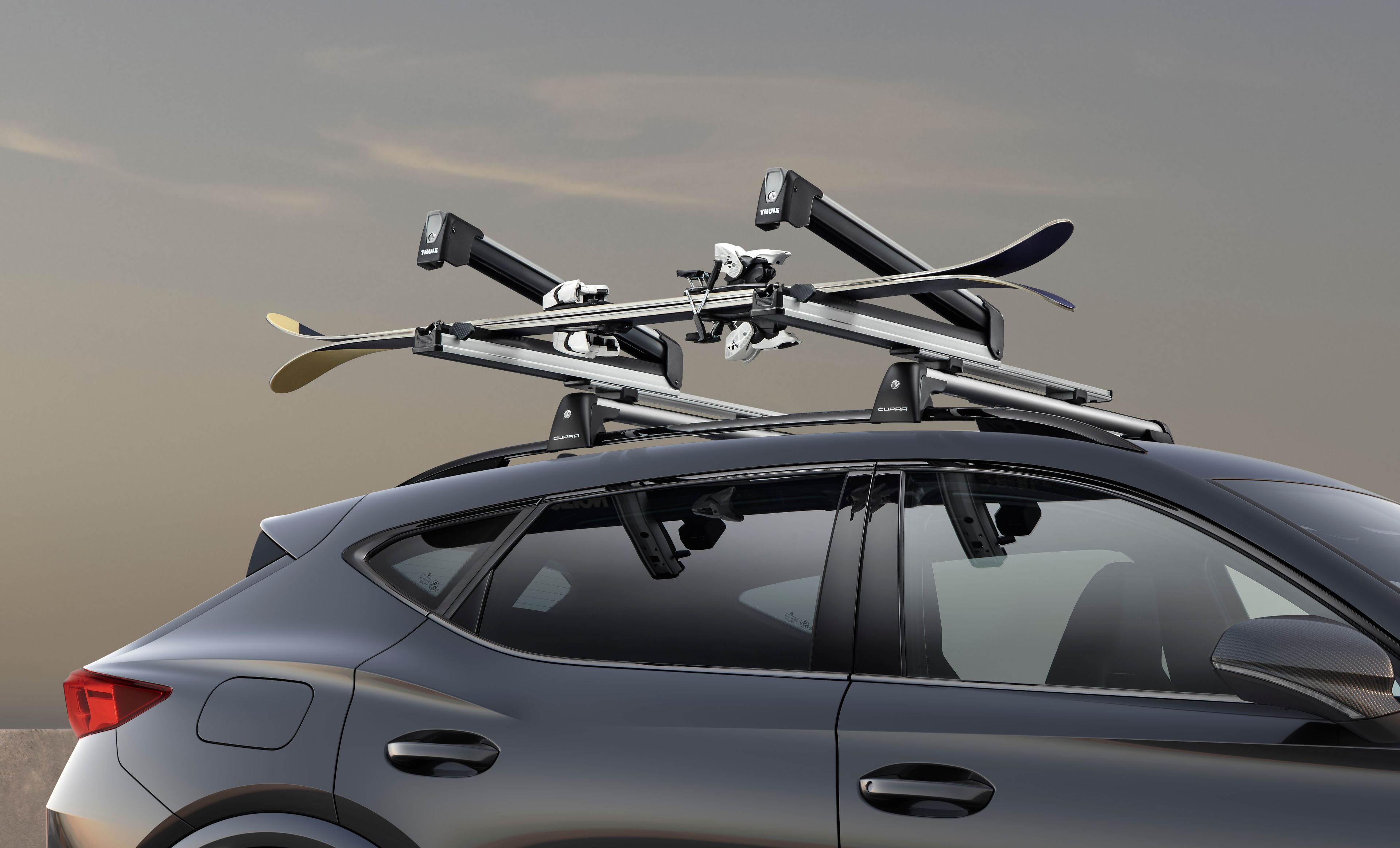 CUPRA Formentor mit ausziehbarem Ski- und Snowboardträger 