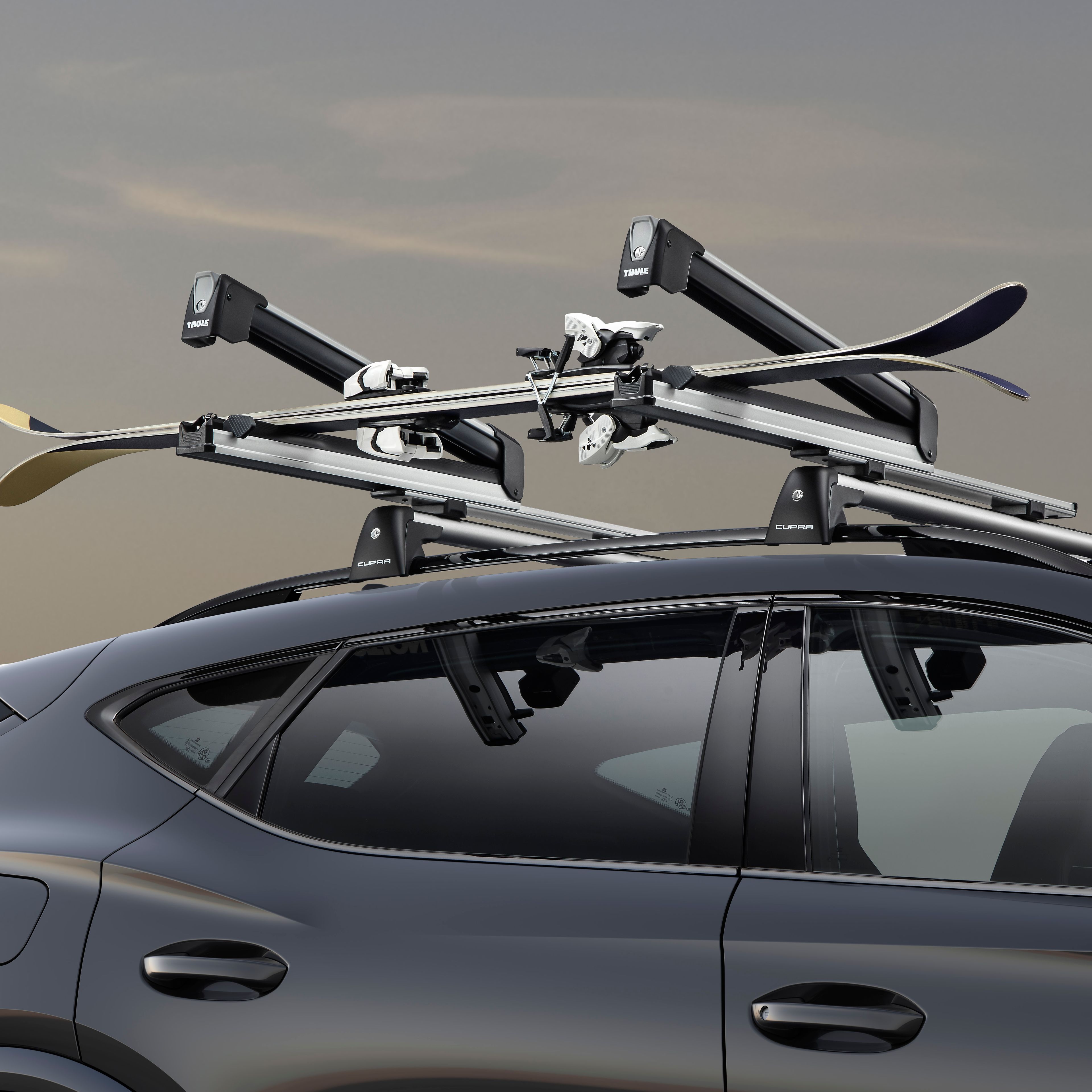 CUPRA Formentor mit ausziehbarem Ski- und Snowboardträger 